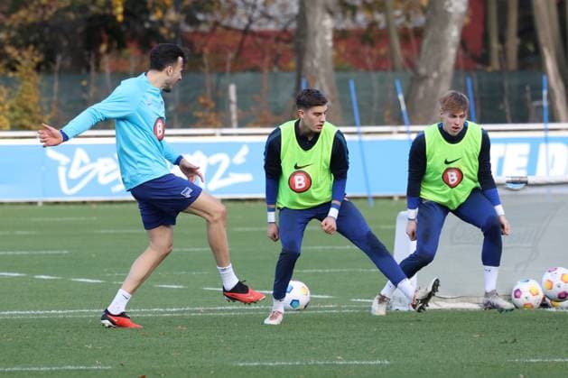 DEU, DFL, 2 FBL Hertha BSC, Training, 07 11 2023, Sportforum, Berlin, DEU, DFL, 2 FBL Hertha BSC, Training, in the picture Haris Tabakovic Hertha BSC Berlin 25 , Tim Goller Hertha BSC Berlin 43 , Robert Kwasigroch Hertha BSC Berlin 33 DFL regulations prohibit any use of Photographs as image sequences and or quasi video Foto Juergen Engler nordphoto GmbH nordphotoxGmbHx xEngler nph00076
