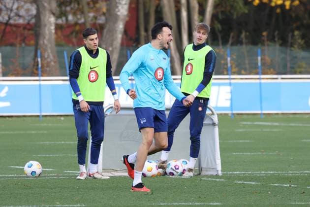 DEU, DFL, 2 FBL Hertha BSC, Training, 07 11 2023, Sportforum, Berlin, DEU, DFL, 2 FBL Hertha BSC, Training, in the picture Haris Tabakovic Hertha BSC Berlin 25 , Tim Goller Hertha BSC Berlin 43 , Robert Kwasigroch Hertha BSC Berlin 33 DFL regulations prohibit any use of Photographs as image sequences and or quasi video Foto Juergen Engler nordphoto GmbH nordphotoxGmbHx xEngler nph00076