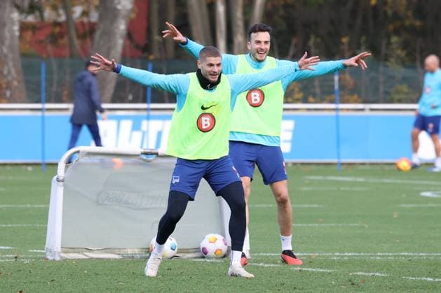 DEU, DFL, 2 FBL Hertha BSC, Training, 07 11 2023, Sportforum, Berlin, DEU, DFL, 2 FBL Hertha BSC, Training, in the picture Marton Dardai Hertha BSC Berlin 31 , Haris Tabakovic Hertha BSC Berlin 25 DFL regulations prohibit any use of Photographs as image sequences and or quasi video Foto Juergen Engler nordphoto GmbH nordphotoxGmbHx xEngler nph00076