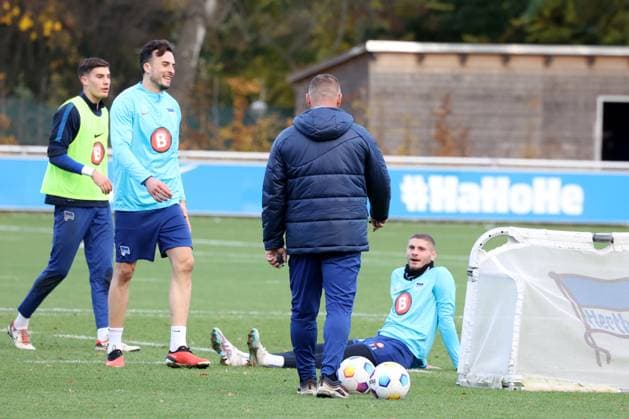 DEU, DFL, 2 FBL Hertha BSC, Training, 07 11 2023, Sportforum, Berlin, DEU, DFL, 2 FBL Hertha BSC, Training, in the picture head coach Pal Dardai Hertha BSC Berlin , Marton Dardai Hertha BSC Berlin 31 , Haris Tabakovic Hertha BSC Berlin 25 , Robert Kwasigroch Hertha BSC Berlin 33 DFL regulations prohibit any use of Photographs as image sequences and or quasi video Foto Juergen Engler nordphoto GmbH nordphotoxGmbHx xEngler nph00076