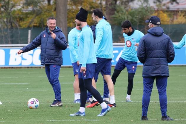 DEU, DFL, 2 FBL Hertha BSC, Training, 07 11 2023, Sportforum, Berlin, DEU, DFL, 2 FBL Hertha BSC, Training, im Bild Cheftrainer Pal Dardai Hertha BSC Berlin DFL regulations prohibit any use of Photographs as image sequences and or quasi video Foto Juergen Engler nordphoto GmbH nordphotoxGmbHx xEngler nph00076