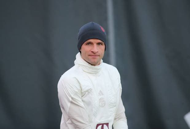 Munich, Germany 07 November 2023 Football, Men, 2023 2024 season, FC Bayern Munich, Säbener Strasse, training ground, training, final training, Champions League Thomas Müller, Mueller FC Bayern Munich head, upper body on the way to the training ground with cap