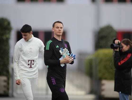 Munich, Germany 07 November 2023 Football, men, season 2023 2024, FC Bayern Munich, Säbener Strasse, training ground, training, final training, Champions League Manuel Neuer FC Bayern Munich head, upper body on the way to the training ground, look, watch