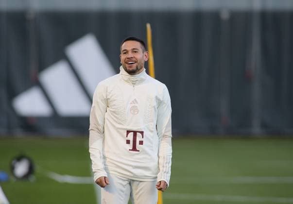 Munich, Germany 07 November 2023 Football, Men, 2023 2024 season, FC Bayern Munich, Säbener Strasse, training ground, training, final training, Champions League Raphael Guerreiro FC Bayern Munich head, upper body on the way to the training ground, grin