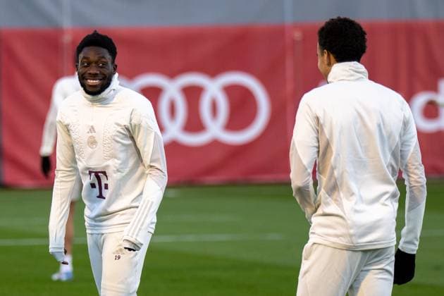 Alphonso Davies 19 FC Bayern Muenchen jokes with Jamal Musiala 42 FC Bayern Muenchen , FC Bayern Muenchen, Official final training before the UEFA Champions League match 4 matchday, against Galatasaray Istanbul, season 2023 2024 at Saebener Strasse 07 11 2023 DFB regulations prohibit any use of photographs as image sequences and or quasi video Muenchen Bayern Germany Copyright: xkolbert-press UlrichxGamelx