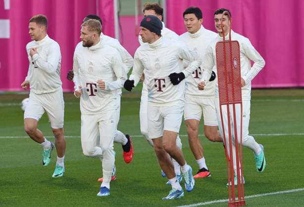 f l 6 Joshua Kimmich, 23 Konrad Laimer, 25 Thomas Mueller running, warming up, warm-up jersey Football Final training of FC Bayern Munich before the UEFA Champions League match against Galatasaray Istanbul 07 11 2023 Training ground, Saebenerstr PHOTO Mladen Lackovic LakoPress