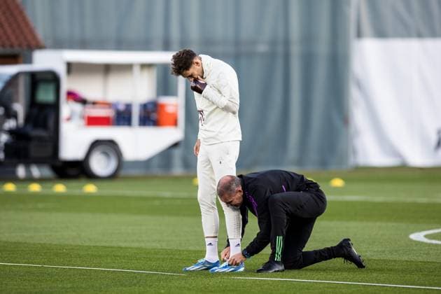 UEFA Champions League final training FC Bayern Muenchen 07 11 2023 Leon Goretzka FC Bayern Muenchen, 8 gets the shoe tied UEFA Champions League final training FC Bayern Muenchen, Muenchen, training ground at Saebenerstrasse on 07 11 2023 Copyright: xBEAUTIFULxSPORTS Wunderlx