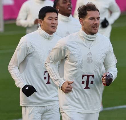 8 Leon Goretzka, with splint, and 3 Minjae Kim, running, soccer Final training of FC Bayern Munich before the UEFA Champions League match against Galatasaray Istanbul 07 11 2023 Training ground, Saebenerstr PHOTO Mladen Lackovic LakoPress