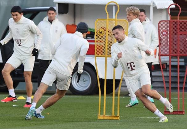 22 Raphael Adelino Jose Guerreiro re and teammates Football FC Bayern Munichs final training session before the UEFA Champions League match against Galatasaray Istanbul 07 11 2023 Training ground, Saebenerstr PHOTO Mladen Lackovic LakoPress
