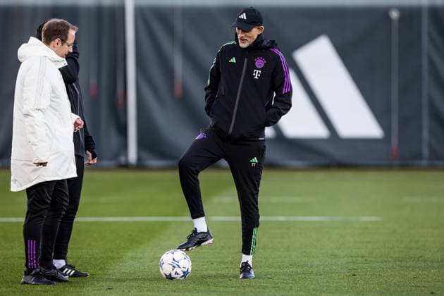 UEFA Champions League final training FC Bayern Muenchen 07 11 2023 Thomas Tuchel coach FC Bayern Muenchen plays with a ball and jokes with his coaching team UEFA Champions League final training FC Bayern Muenchen, Muenchen, training ground at Saebenerstrasse on 07 11 2023 Copyright: xBEAUTIFULxSPORTS Wunderlx