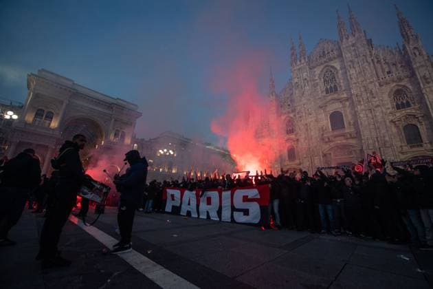 Photo Claudio Furlan LaPresse 07-11-2023 Milan, Italy - Paris Saint Germain fans in Piazza Duomo in the day of the Champions League match against AC Milan  Copyright: xClaudioxFurlan LaPressex