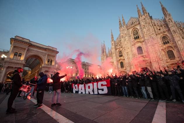Photo Claudio Furlan LaPresse 07-11-2023 Milan, Italy - Paris Saint Germain fans in Piazza Duomo in the day of the Champions League match against AC Milan  Copyright: xClaudioxFurlan LaPressex