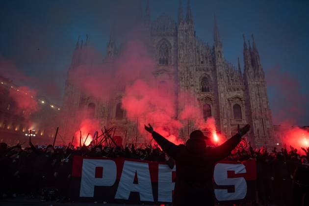 Photo Claudio Furlan LaPresse 07-11-2023 Milan, Italy - Paris Saint Germain fans in Piazza Duomo in the day of the Champions League match against AC Milan  Copyright: xClaudioxFurlan LaPressex