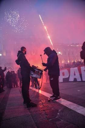 November 7, 2023, MILANO, Italia: Supporters of Paris Saint Germain in Duomo s square prior the UEFA Champions League soccer match against AC Milan, in Milan, Italy, 07 November 2023..ANSA MATTEO CORNER Champions: cori e fumogeni dei tifosi del Psg in Duomo  - ZUMAa110 20231107_zaf_a110_035 Copyright: xMatteoxCornerx