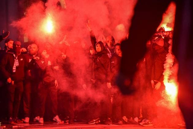 Sport Bilder des Tages November 7, 2023, MILANO, Italia: Supporters of Paris Saint Germain in Duomo s square prior the UEFA Champions League soccer match against AC Milan, in Milan, Italy, 07 November 2023..ANSA MATTEO CORNER Champions: cori e fumogeni dei tifosi del Psg in Duomo  - ZUMAa110 20231107_zaf_a110_036 Copyright: xMatteoxCornerx