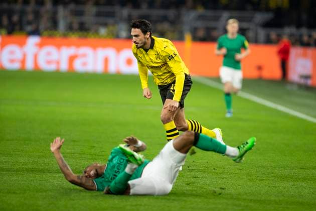 UEFA Champions League, Borussia Dortmund Newcastle United, 7 11 2023 Joe Willock Newcastle United, 28 after the duel with Mats Hummels Borussia Dortmund, 15 on the ground UEFA Champions League, Borussia Dortmund Newcastle United, preliminary round 4 matchday, on 7 11 2023, Signal Iduna Park, Dortmund UEFA regulations prohibit any use of photographs as image sequences and or quasi video Copyright: xBEAUTIFULxSPORTS Meuselx