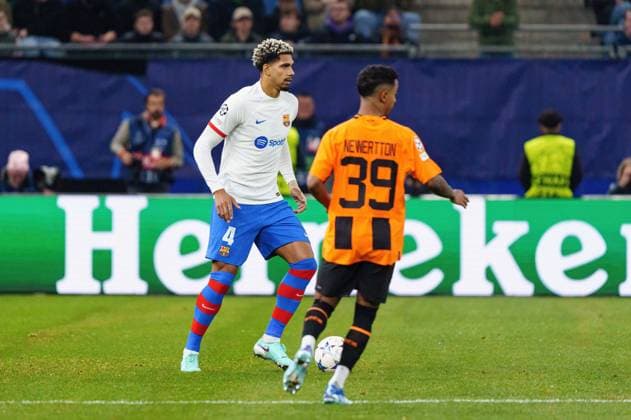 Ronald Araujo FC Barcelona, 04 , Stav Lemkin Shakhtar Donetsk, 03 GER, Shakhtar Donetsk vs FC Barcelona, Football, Champions League, Group H, Matchday 4, 2023 2024 season, 07 11 2023 GER, Shakhtar Donetsk vs FC Barcelona, Football, Champions League, Group H, Matchday 4, 2023 2024 season, 07 11 2023 Hamburg Copyright: xEibner-Pressefoto MarcelxvonxFehrnx EP_MFN