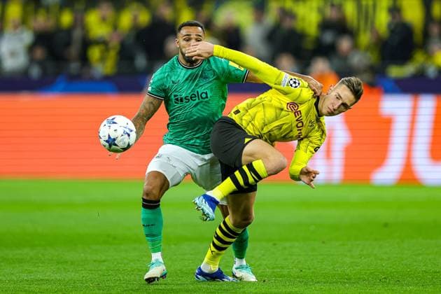 Borussia Dortmund v Newcastle United Champions League 07 11 2023. Callum Wilson (9) of Newcastle United tussles with Nico Schlotterbeck (4) of Borussia Dortmund during the Champions League match between Borussia Dortmund and Newcastle United at Signal Iduna Park, Dortmund, Germany on 7 November 2023. Editorial use only , Copyright: xNigelxKeenex PSI-18358-0019