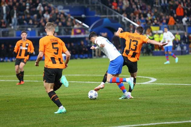 Soccer Men Season 2023 2024 UEFA Champions League I Matchday 4 Shakhtar Donetsk FC Barcelona 07 11 2023 Giorgi Gocholeishvili 13, Shakhtar Donetsk vs Robert Lewandowski 9, FC Barcelona in duel Hamburg Volksparkstadion Hamburg Germany Copyright: xLobecax xHenningxRohlfsx