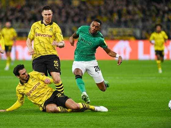 Mats Hummels Borussia Dortmund 09, 15 with a grab against Joe Willock Newcastle United, 28 Niklas Suele Borussia Dortmund 09, 25 Borussia Dortmund vs Newcastle United, Football, UEFA Champions League, Matchday 04, 2023 2024 season, 07 11 2023 Borussia Dortmund vs Newcastle United, Football, UEFA Champions League, Matchday 04, 2023 2024 season, 0307 11 2023 Dortmund Copyright: xEibner-Pressefoto ThomasxHaeslerx EP_THR