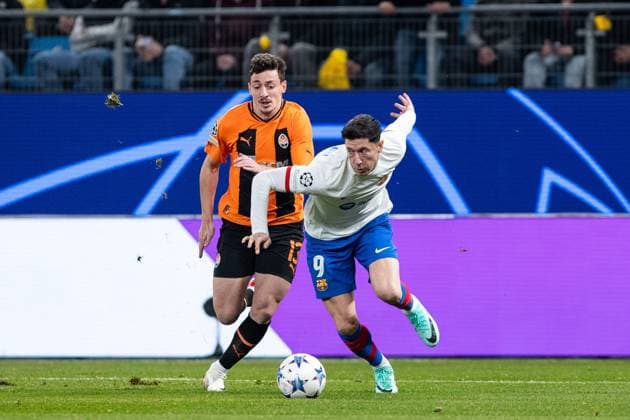 Champions League FC Shakhtar Donetsk FC Barcelona, 07 11 2023 duel Giorgi Goholeischvili FC Shakhtar Donetsk, 13 , Robert Lewandowski FC Barcelona, 9 Champions League FC Shakhtar Donetsk FC Barcelona, Volksparkstadion, Hamburg, 07 11 2023 Copyright: xBEAUTIFULxSPORTS Buriakovx