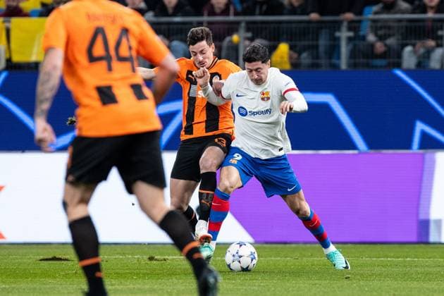 Champions League FC Shakhtar Donetsk FC Barcelona, 07 11 2023 duel Giorgi Goholeischvili FC Shakhtar Donetsk, 13 , Robert Lewandowski FC Barcelona, 9 Champions League FC Shakhtar Donetsk FC Barcelona, Volksparkstadion, Hamburg, 07 11 2023 Copyright: xBEAUTIFULxSPORTS Buriakovx