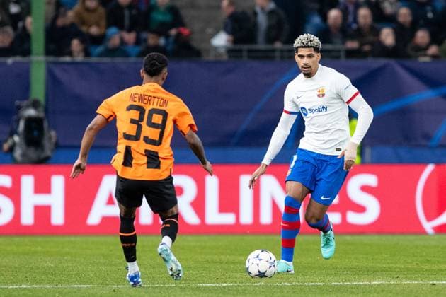 Champions League FC Shakhtar Donetsk FC Barcelona, 07 11 2023 One-on-one match Newerton FC Shakhtar Donetsk, 39 , Ronald Araujo FC Barcelona, 4 Champions League FC Shakhtar Donetsk FC Barcelona, Volksparkstadion, Hamburg, 07 11 2023 Copyright: xBEAUTIFULxSPORTS Buriakovx