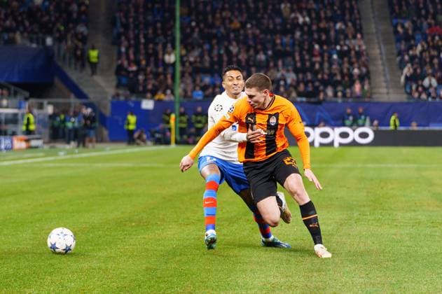 Raphinha FC Barcelona, 11 , Mykola Matvienko Shakhtar Donetsk, 22 GER, Shakhtar Donetsk vs FC Barcelona, Football, Champions League, Group H, Matchday 4, 2023 2024 season, 07 11 2023 GER, Shakhtar Donetsk vs FC Barcelona, Football, Champions League, Group H, Matchday 4, 2023 2024 season, 07 11 2023 Hamburg Copyright: xEibner-Pressefoto MarcelxvonxFehrnx EP_MFN