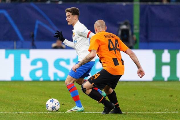 Gavi FC Barcelona, 06 , Yaroslav Rakitskyi Shakhtar Donetsk, 44 GER, Shakhtar Donetsk vs FC Barcelona, Football, Champions League, Group H, Matchday 4, 2023 2024 season, 07 11 2023 GER, Shakhtar Donetsk vs FC Barcelona, Football, Champions League, Group H, Matchday 4, 2023 2024 season, 07 11 2023 Hamburg Copyright: xEibner-Pressefoto MarcelxvonxFehrnx EP_MFN