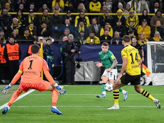 Kieran Trippier Newcastle United, 02 passes the ball into the middle but finds no takers Gregor Kobel Borussia Dortmund 09, 01 and Niclas Fuellkrug Borussia Dortmund 09, 14 Borussia Dortmund v Newcastle United, Football, UEFA Champions League, Matchday 04, 2023 2024 season, 07 11 2023 Borussia Dortmund v Newcastle United, Football, UEFA Champions League, Matchday 04, 2023 2024 season, 0307 11 2023 Dortmund Copyright: xEibner-Pressefoto ThomasxHaeslerx EP_THR