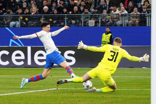 Goal kick Goal chance Robert Lewandowski FC Barcelona, 09 , Dmytro Riznyk Shakhtar Donetsk, 31 GER, Shakhtar Donetsk vs FC Barcelona, Football, Champions League, Group H, Matchday 4, 2023 2024 season, 07 11 2023 GER, Shakhtar Donetsk vs FC Barcelona, Football, Champions League, Group H, Matchday 4, 2023 2024 season, 07 11 2023 Hamburg Copyright: xEibner-Pressefoto MarcelxvonxFehrnx EP_MFN