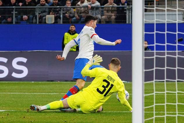 Goal kick Goal chance Robert Lewandowski FC Barcelona, 09 , Dmytro Riznyk Shakhtar Donetsk, 31 GER, Shakhtar Donetsk vs FC Barcelona, Football, Champions League, Group H, Matchday 4, 2023 2024 season, 07 11 2023 GER, Shakhtar Donetsk vs FC Barcelona, Football, Champions League, Group H, Matchday 4, 2023 2024 season, 07 11 2023 Hamburg Copyright: xEibner-Pressefoto MarcelxvonxFehrnx EP_MFN