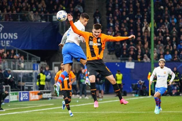 Header duel Joao Cancelo FC Barcelona, 02 , Dmytro Kryskiv Shakhtar Donetsk, 08 GER, Shakhtar Donetsk vs FC Barcelona, Football, Champions League, Group H, Matchday 4, Season 2023 2024, 07 11 2023 GER, Shakhtar Donetsk vs FC Barcelona, Football, Champions League, Group H, Matchday 4, Season 2023 2024, 07 11 2023 Hamburg Copyright: xEibner-Pressefoto MarcelxvonxFehrnx EP_MFN