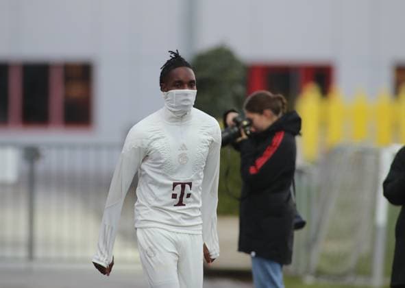 Munich, Germany 07 November 2023 Football, Men, 2023 2024 season, FC Bayern Munich, Säbener Strasse, training ground, training, final training, Champions League Mathys Tel FC Bayern Munich with scarf on face, head, upper body, on the way to the training ground