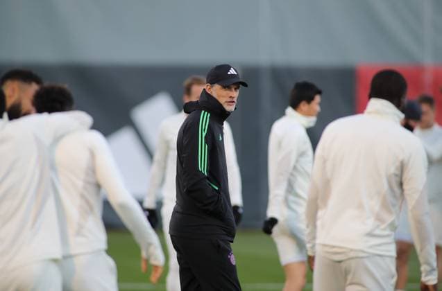Munich, Germany 07 November 2023 Football, Men, Season 2023 2024, FC Bayern Munich, Säbener Strasse, Training ground, Training, Final training, Champions League Thomas Tuchel, Coach FC Bayern Munich turns to the right, look to the right, look, turn around