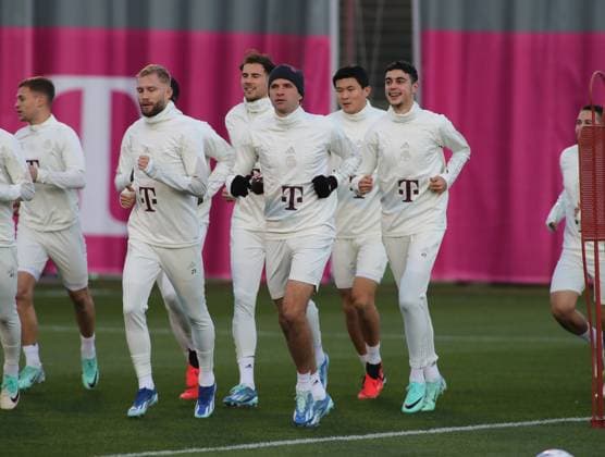 Munich, Germany 07 November 2023 Football, Men, Season 2023 2024, FC Bayern Munich, Säbener Strasse, Training ground, Training, Final training, Champions League Konrad Laimer FC Bayern Munich with Thomas Müller, Mueller FC Bayern Munich and Aleksandar Pavlovic FC Bayern Munich from left to right while running, warming up