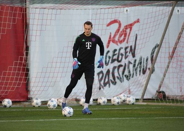 Munich, Germany 07 November 2023 Football, Men, Season 2023 2024, FC Bayern Munich, Säbener Strasse, Training ground, Training, Final training, Champions League Manuel Neuer FC Bayern Munich plays a ball, single action, free position, full body shot