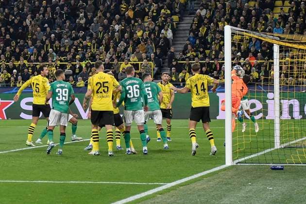 Penalty area scene Gregor Kobel 1, Borussia Dortmund saves goal chance from Newcastle 07 11 2023 Soccer, Champions League, Borussia Dortmund vs Newcastle United , Signal Iduna Park, Dortmund, NRW Germany Copyright: xpepphotox xHorstxMauelshagenx pep00321, pep_20231107_hm