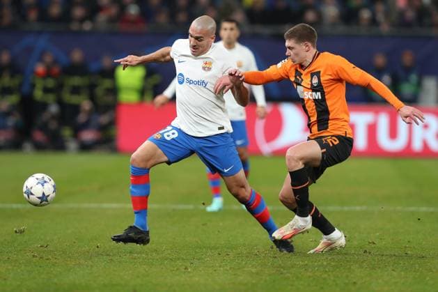 07 11 2023, xtgx, Football, UEFA Champions League, Shakhtar Donetsk FC Barcelona emspor, v l Oriol Romeu Barcelona, 18 , Mykola Matvienko Donetsk, 22 duel, duel, fight, tackle DFL DFB REGULATIONS PROHIBIT ANY USE OF PHOTOGRAPHS as IMAGE SEQUENCES and or QUASI VIDEO Hamburg