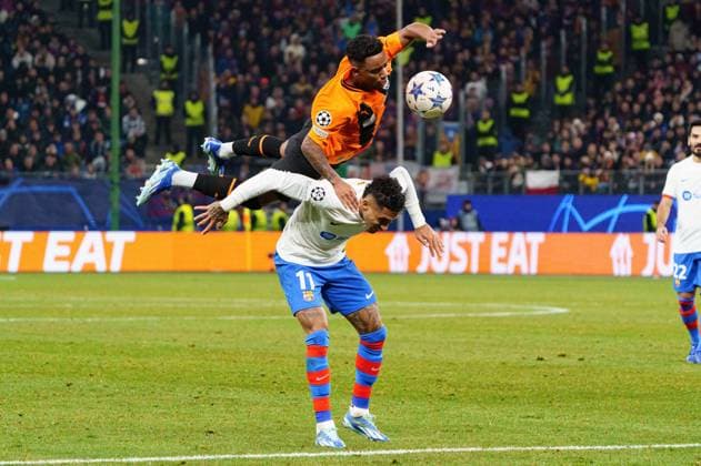 Raphinha FC Barcelona, 11 , Newerton Shakhtar Donetsk, 39 GER, Shakhtar Donetsk vs FC Barcelona, Football, Champions League, Group H, Matchday 4, 2023 2024 season, 07 11 2023 GER, Shakhtar Donetsk vs FC Barcelona, Football, Champions League, Group H, Matchday 4, 2023 2024 season, 07 11 2023 Hamburg Copyright: xEibner-Pressefoto MarcelxvonxFehrnx EP_MFN