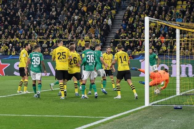 Penalty area scene Gregor Kobel 1, Borussia Dortmund saves goal chance from Newcastle 07 11 2023 Soccer, Champions League, Borussia Dortmund vs Newcastle United , Signal Iduna Park, Dortmund, NRW Germany Copyright: xpepphotox xHorstxMauelshagenx pep00321, pep_20231107_hm