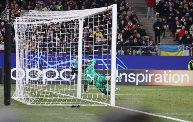 Here the ball hits the net for 1-0 Marc Andre ter Stegen FC Barcelona , Goalscorer Danylo Sikan FC Shakhtar Donetsk Football, UEFA Champions League, Group stage, Season 2023 2024, Men, UCL, Men, Volksparkstadion, FC Shakhtar Shakhtar Donetsk UKR vs FC Barcelona