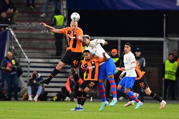 Football I Men I UEFA I Champions League l FC Shakhtar Donetsk FC Barcelona I Matchday 4 I Group H I Season 2023 2024 I Shakhtar Donetsk I Barca I 07 11 2023 I v l Rakitskiy Yaroslav FC Shakhtar Donetsk , Newerton FC Shakhtar Donetsk , Araujo Ronald FC Barcelona , Sportplatz Volksparkstadion, Hamburg, Stellingen Hamburg Germany