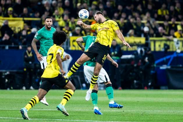 Dortmund, Signal Iduna Park, 07 11 23 Niclas Füllkrug Dortmund jumps for a header agains Fabian Schär Newcastle during the championsleague match between Borussia Dortmund vs Newcastle United