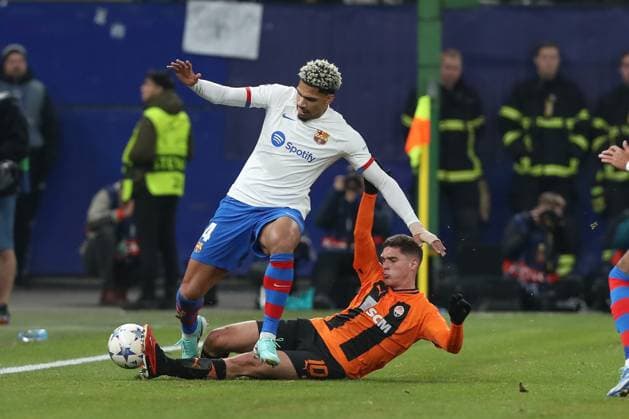 07 11 2023, xtgx, Football, UEFA Champions League, Shakhtar Donetsk FC Barcelona emspor, v l Ronald Araujo Barcelona, 4 , Georgiy Sudakov Donetsk, 10 duel, duel, fight, tackle DFL DFB REGULATIONS PROHIBIT ANY USE OF PHOTOGRAPHS as IMAGE SEQUENCES and or QUASI VIDEO Hamburg