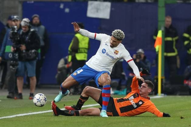 07 11 2023, xtgx, Football, UEFA Champions League, Shakhtar Donetsk FC Barcelona emspor, v l Ronald Araujo Barcelona, 4 , Georgiy Sudakov Donetsk, 10 duel, duel, fight, tackle DFL DFB REGULATIONS PROHIBIT ANY USE OF PHOTOGRAPHS as IMAGE SEQUENCES and or QUASI VIDEO Hamburg