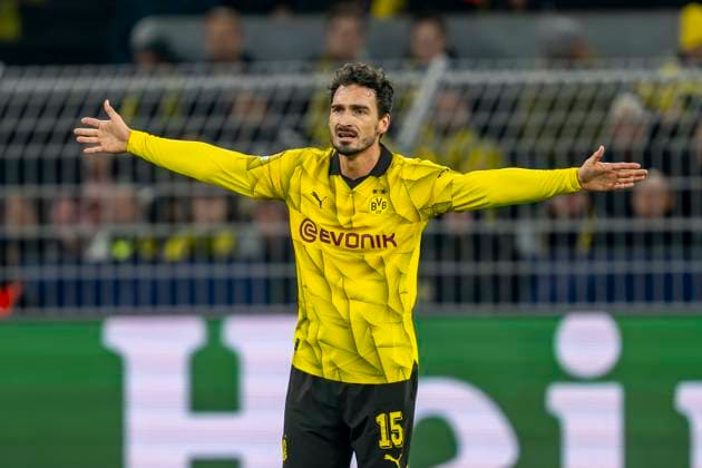 Soccer Champions League Matchday 4 Borussia Dortmund Newcastle United on 07 11 2023 at Signal Iduna Park Dortmunds Mats Hummels gives instructions IMPORTANT NOTE In accordance with UEFA regulations, it is prohibited to use or have used photographs taken in the stadium and or of the match in the form of sequential images and or video-like photo series Copyright: xKirchner DavidxInderliedx