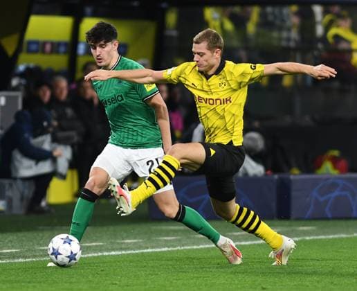 07 11 2023, Dortmund, Germany, Signal Iduna Park, Borussia Dortmund vs Newcastle United UEFA Champions League 2023 2024 Group F, Tino Livramento Newcastle United and Julian Ryerson Borussia Dortmund in a duel Photo Ralf Treese Dortmund Signal Iduna Park North Rhine Westphalia Germany  521_BVBNEW20231107_013 Treese-521
