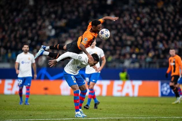 Champions League FC Shakhtar Donetsk FC Barcelona, 07 11 2023 One-on-one Raphinha FC Barcelona, 11 , Newerton FC Shakhtar Donetsk, 39 Champions League FC Shakhtar Donetsk FC Barcelona, Volksparkstadion, Hamburg, 07 11 2023 Copyright: xBEAUTIFULxSPORTS Buriakovx