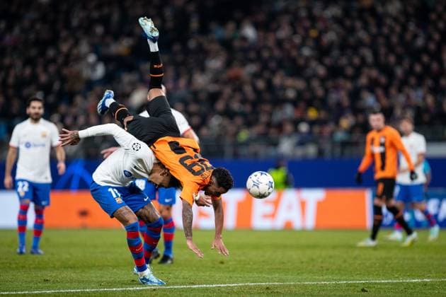 Champions League FC Shakhtar Donetsk FC Barcelona, 07 11 2023 One-on-one Raphinha FC Barcelona, 11 , Newerton FC Shakhtar Donetsk, 39 Champions League FC Shakhtar Donetsk FC Barcelona, Volksparkstadion, Hamburg, 07 11 2023 Copyright: xBEAUTIFULxSPORTS Buriakovx